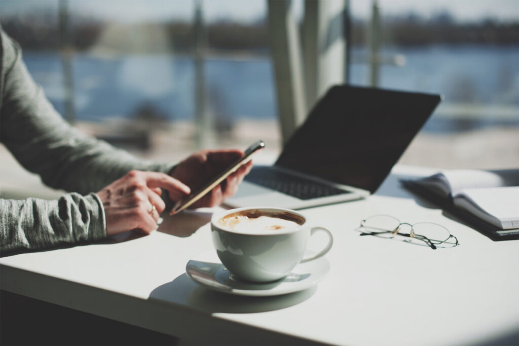 Persona con tablet y café
